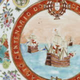A PAIR OF CHINESE EXPORT PORCELAIN `CANTON FAMILLE ROSE` ARMORIAL COMMEMORATIVE PLATES - photo 2
