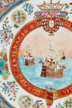 A PAIR OF CHINESE EXPORT PORCELAIN `CANTON FAMILLE ROSE` ARMORIAL COMMEMORATIVE PLATES - Foto 2