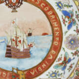 A PAIR OF CHINESE EXPORT PORCELAIN `CANTON FAMILLE ROSE` ARMORIAL COMMEMORATIVE PLATES - Foto 3