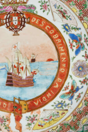 A PAIR OF CHINESE EXPORT PORCELAIN `CANTON FAMILLE ROSE` ARMORIAL COMMEMORATIVE PLATES - Foto 3