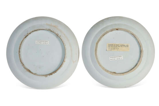 A PAIR OF CHINESE EXPORT PORCELAIN `CANTON FAMILLE ROSE` ARMORIAL COMMEMORATIVE PLATES - фото 4