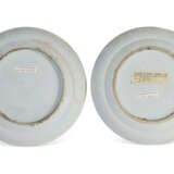 A PAIR OF CHINESE EXPORT PORCELAIN `CANTON FAMILLE ROSE` ARMORIAL COMMEMORATIVE PLATES - Foto 4