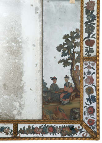 A LATE GEORGE III GILTWOOD AND GILT-COMPOSITION CHINESE EXPORT REVERSE-PAINTED OVERMANTEL MIRROR - Foto 2