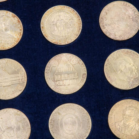 Österreich - Sammlung von 46 Silbermünzen, - Foto 3