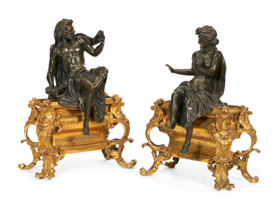 A PAIR OF FRENCH ORMOLU AND PATINATED BRONZE CHENETS - Foto 2