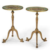 A PAIR OF GEORGE III CARVED GILTWOOD, POLYCHROME-PAINTED, AND PAPER SCROLL TABLES - Foto 1