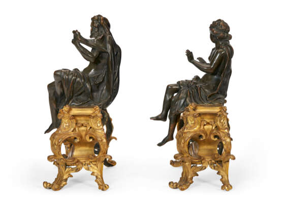 A PAIR OF FRENCH ORMOLU AND PATINATED BRONZE CHENETS - Foto 4