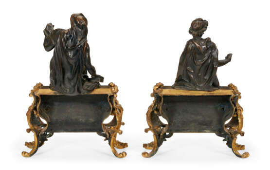 A PAIR OF FRENCH ORMOLU AND PATINATED BRONZE CHENETS - фото 6