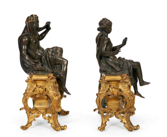 A PAIR OF FRENCH ORMOLU AND PATINATED BRONZE CHENETS - Foto 7