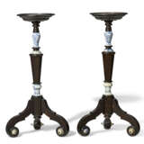 A PAIR OF DUTCH PORCELAIN-MOUNTED MARQUETRY TORCH&#200;RES - Foto 2
