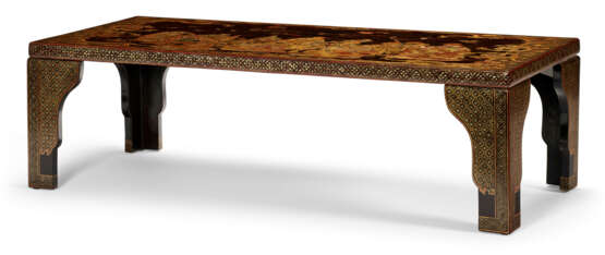 A CHINESE BLACK AND GOLD LACQUER `SIXTEEN LUOHAN` LOW TABLE - Foto 1