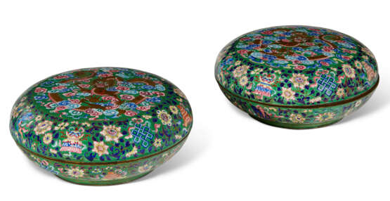 A PAIR OF CHINESE PAINTED ENAMEL BOXES AND COVERS - фото 2