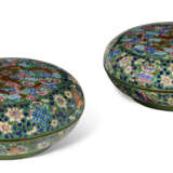 A PAIR OF CHINESE PAINTED ENAMEL BOXES AND COVERS - фото 2