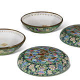 A PAIR OF CHINESE PAINTED ENAMEL BOXES AND COVERS - Foto 3
