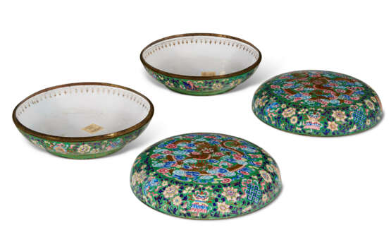 A PAIR OF CHINESE PAINTED ENAMEL BOXES AND COVERS - photo 3