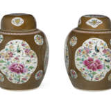A PAIR OF CHINESE EXPORT PORCELAIN `CAFE-AU-LAIT` GINGER JARS AND COVERS - Foto 3