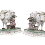 A PAIR OF DUTCH DELFT POLYCHROME MILKING GROUPS - Foto 1