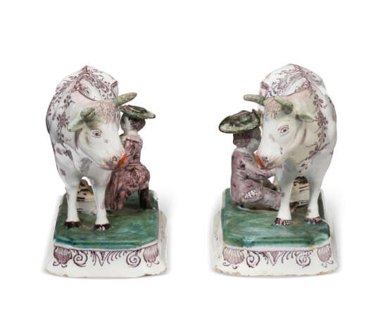 A PAIR OF DUTCH DELFT POLYCHROME MILKING GROUPS - фото 4