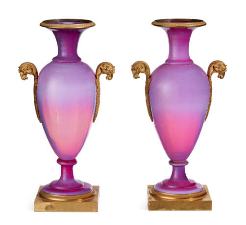 A PAIR OF CHARLES X ORMOLU-MOUNTED `GORGE DE PIGEON` OPALINE GLASS VSES - Foto 2