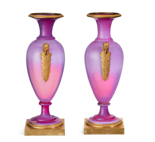 A PAIR OF CHARLES X ORMOLU-MOUNTED `GORGE DE PIGEON` OPALINE GLASS VSES - фото 3