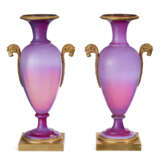 A PAIR OF CHARLES X ORMOLU-MOUNTED `GORGE DE PIGEON` OPALINE GLASS VSES - фото 4