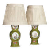 A PAIR OF MEISSEN PORCELAIN GREEN-GROUND BEAKER VASES MOUNTED AS LAMPS - Foto 2