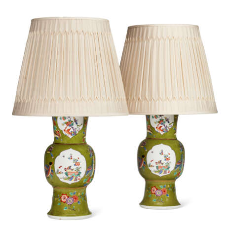 A PAIR OF MEISSEN PORCELAIN GREEN-GROUND BEAKER VASES MOUNTED AS LAMPS - Foto 2