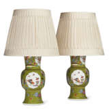 A PAIR OF MEISSEN PORCELAIN GREEN-GROUND BEAKER VASES MOUNTED AS LAMPS - Foto 3