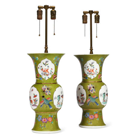 A PAIR OF MEISSEN PORCELAIN GREEN-GROUND BEAKER VASES MOUNTED AS LAMPS - фото 4