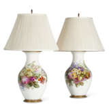 A PAIR OF FRENCH OR ENGLISH PORCELAIN VASES MOUNTED AS LAMPS - Foto 2