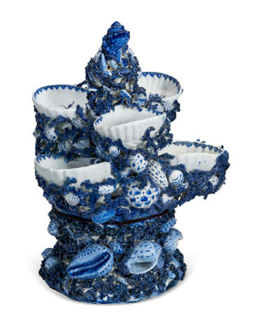 A DERBY PORCELAIN BLUE AND WHITE SWEET-MEAT CENTERPIECE AND STAND - фото 2