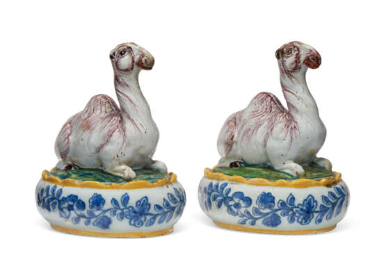 A PAIR OF ASSOCIATED DUTCH DELFT POLYCHROME CAMEL-FORM BUTTER DISHES AND COVERS - Foto 1