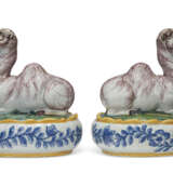 A PAIR OF ASSOCIATED DUTCH DELFT POLYCHROME CAMEL-FORM BUTTER DISHES AND COVERS - Foto 2