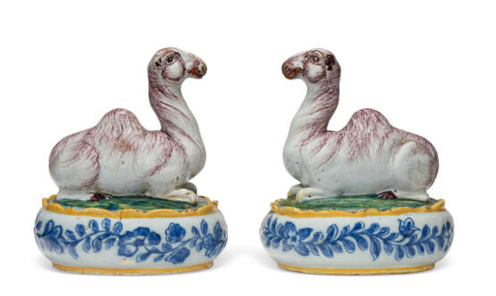 A PAIR OF ASSOCIATED DUTCH DELFT POLYCHROME CAMEL-FORM BUTTER DISHES AND COVERS - фото 3