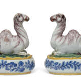 A PAIR OF ASSOCIATED DUTCH DELFT POLYCHROME CAMEL-FORM BUTTER DISHES AND COVERS - Foto 3