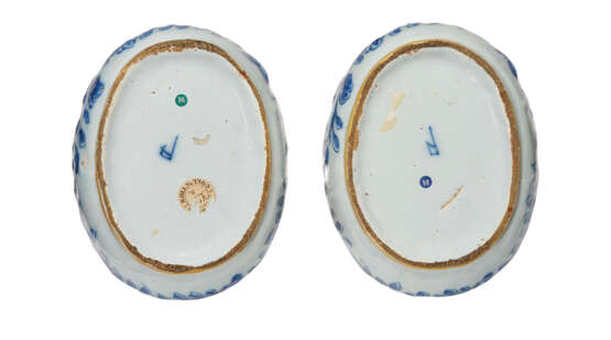 A PAIR OF ASSOCIATED DUTCH DELFT POLYCHROME CAMEL-FORM BUTTER DISHES AND COVERS - Foto 4