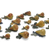 A GROUP OF EIGHTEEN DUTCH DELFT POLYCHROME MODELS OF PEARS - Foto 3