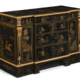 A GEORGE III CHINESE LACQUER, BLACK-AND-GILT JAPANNED, AND PARCEL-GILT COMMODE - Foto 3