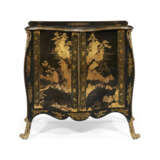 A MATCHED PAIR OF GEORGE III ORMOLU-MOUNTED CHINESE LACQUER AND JAPANNED COMMODES - фото 2