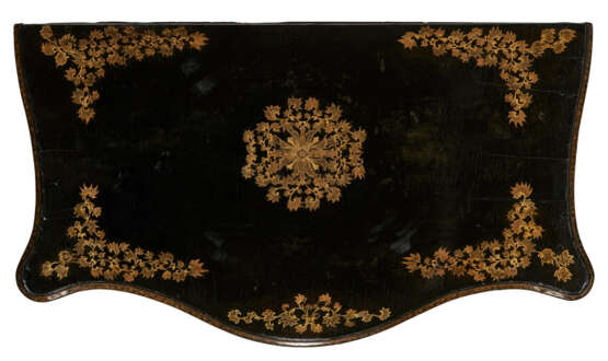 A MATCHED PAIR OF GEORGE III ORMOLU-MOUNTED CHINESE LACQUER AND JAPANNED COMMODES - фото 3