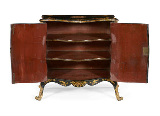 A MATCHED PAIR OF GEORGE III ORMOLU-MOUNTED CHINESE LACQUER AND JAPANNED COMMODES - photo 4