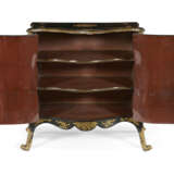 A MATCHED PAIR OF GEORGE III ORMOLU-MOUNTED CHINESE LACQUER AND JAPANNED COMMODES - Foto 4