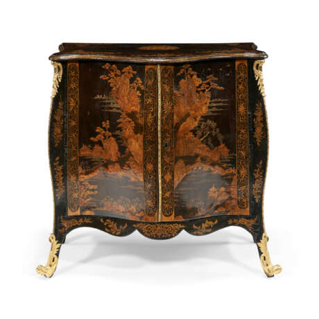 A MATCHED PAIR OF GEORGE III ORMOLU-MOUNTED CHINESE LACQUER AND JAPANNED COMMODES - фото 6
