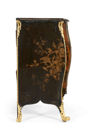 A MATCHED PAIR OF GEORGE III ORMOLU-MOUNTED CHINESE LACQUER AND JAPANNED COMMODES - photo 9