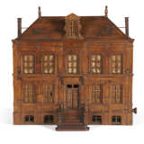 AN ENGLISH WALNUT MODEL OF A HOUSE - фото 2