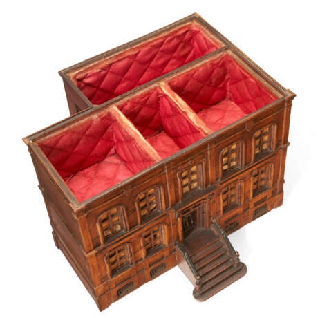 AN ENGLISH WALNUT MODEL OF A HOUSE - Foto 6