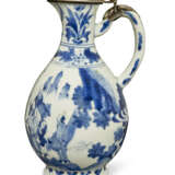 A SILVER-MOUNTED CHINESE PORCELAIN BLUE AND WHITE PEAR-FORM JUG - Foto 2