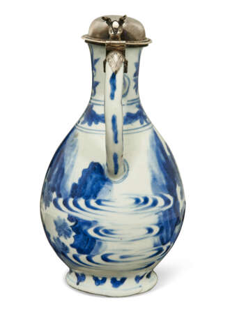 A SILVER-MOUNTED CHINESE PORCELAIN BLUE AND WHITE PEAR-FORM JUG - photo 4