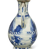 A SILVER-MOUNTED CHINESE PORCELAIN BLUE AND WHITE PEAR-FORM JUG - Foto 4