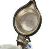 A SILVER-MOUNTED CHINESE PORCELAIN BLUE AND WHITE PEAR-FORM JUG - Foto 6